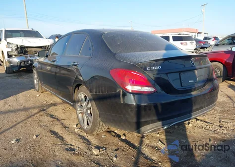 2017 Mercedes-Benz C 300 z USA, uszkodzony, nr VIN WDDWF4JB4HR254758